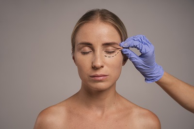 BLEFAROPLASTIA Y TRATAMIENTOS PARA REJUVENECER: EXPLICADO POR EL DR. GUSTAVO BARRAGÁN